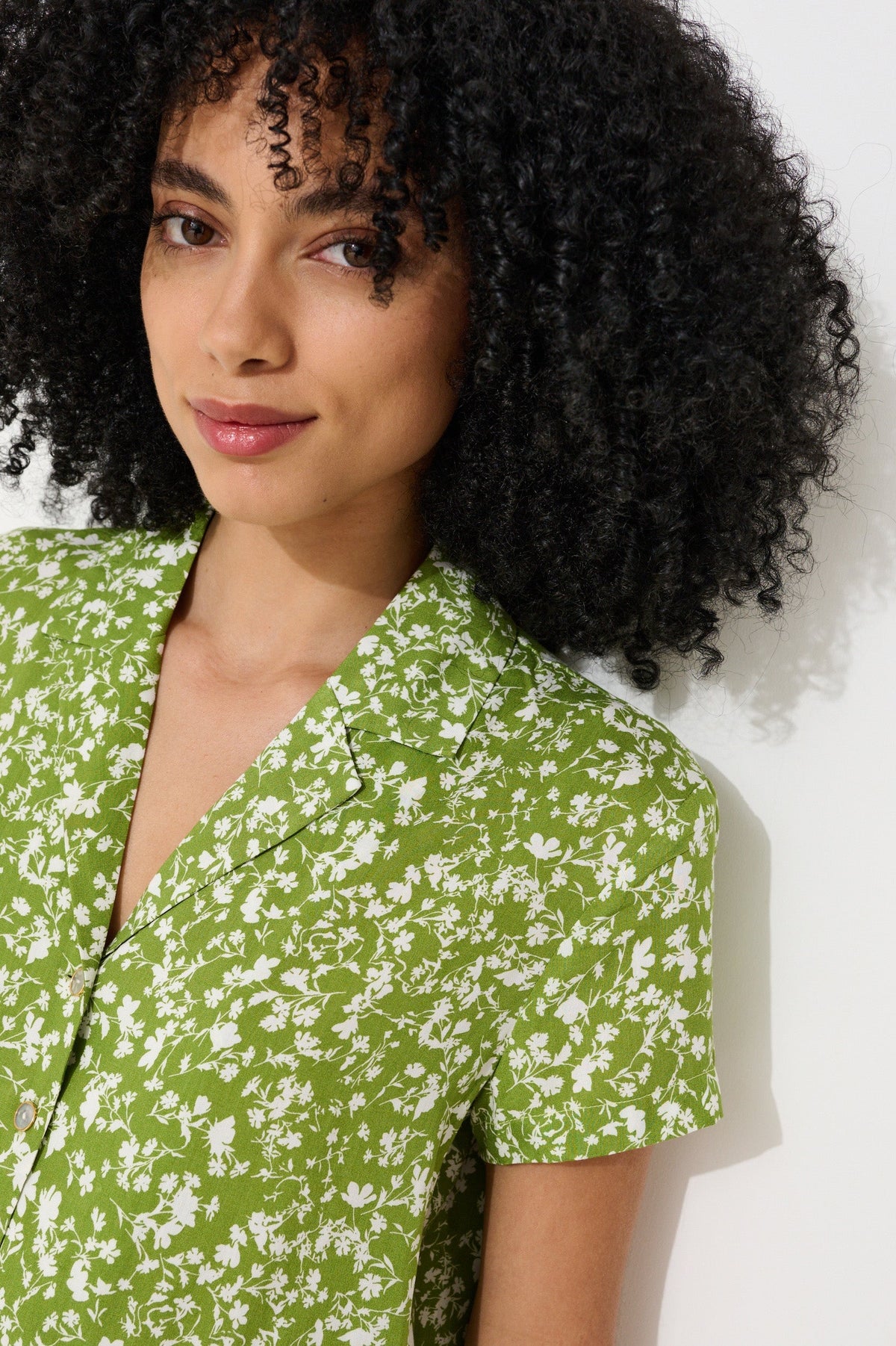 Marika Negative Floral Print Short Sleeve Shirt – Green - Bascora
