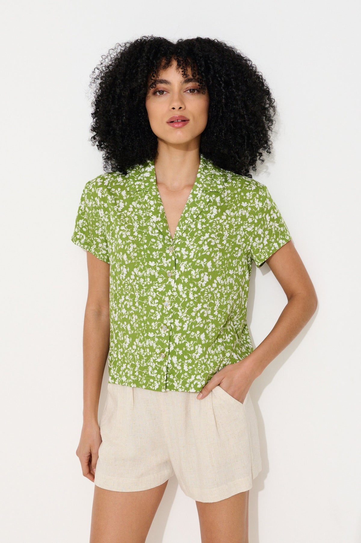 Marika Negative Floral Print Short Sleeve Shirt – Green - Bascora
