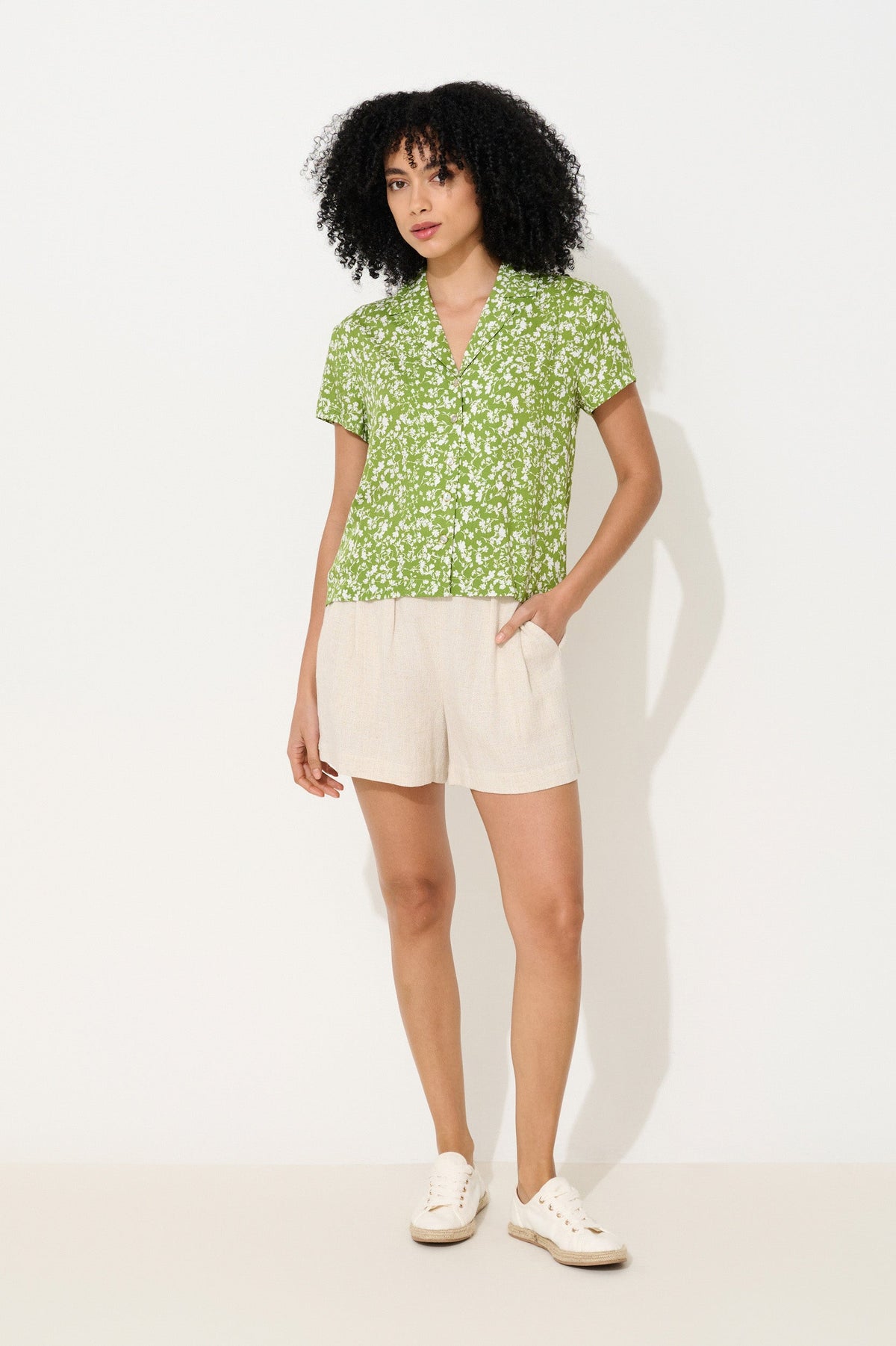 Marika Negative Floral Print Short Sleeve Shirt – Green - Bascora