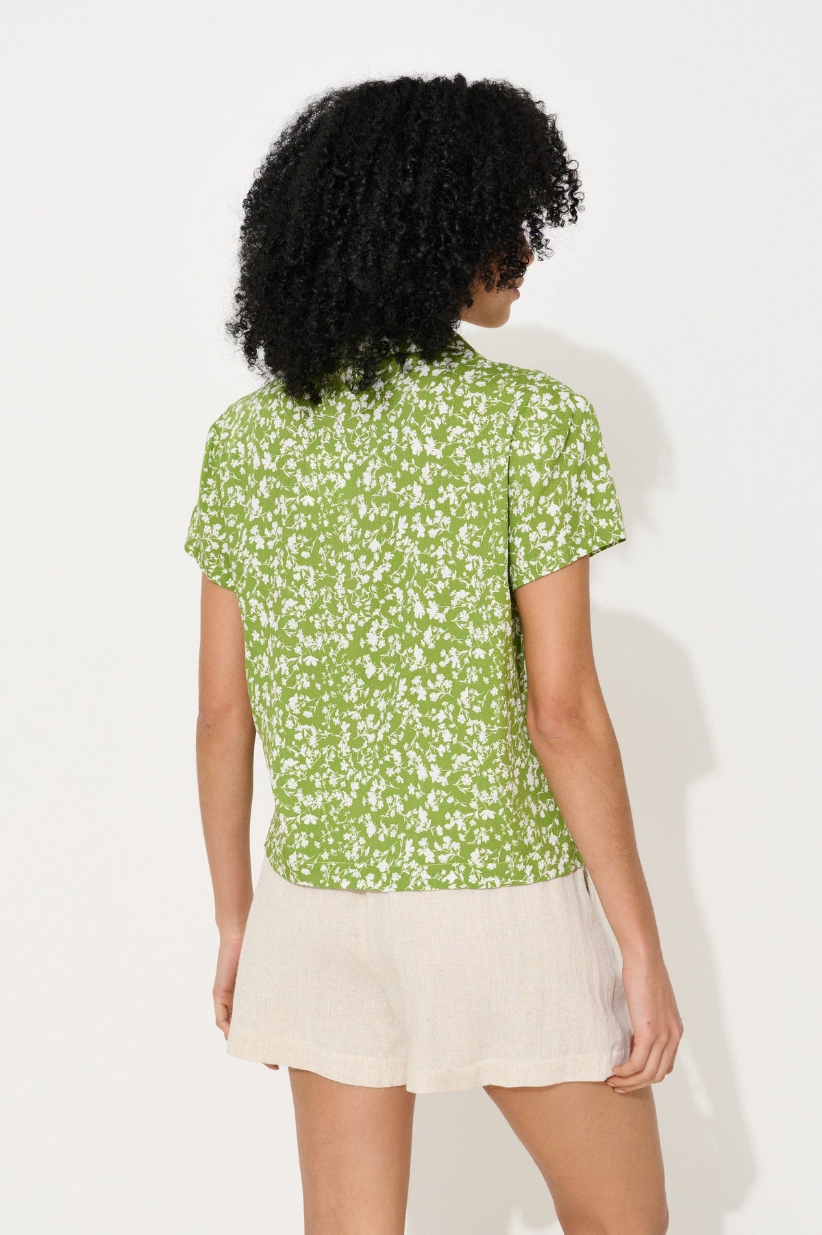 Marika Negative Floral Print Short Sleeve Shirt – Green - Bascora